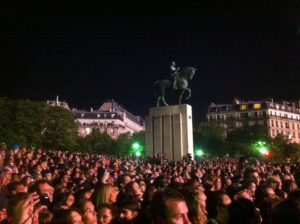 Foule rassemblée au Trocadéro pour le 14 Juillet à Paris, face à la Tour Eiffel