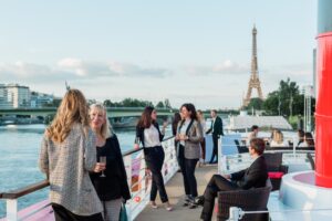 Cocktail sur le pont du Paquebot du Paradis Latin avec la Tour Eiffel en arrière-plan