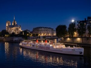 e Paquebot du Paradis Latin sur la Seine face à la Tour Eiffel et au feu d'artifice du 14 Juillet, exceptionnellement tiré le 13 juillet 2026 à Paris
