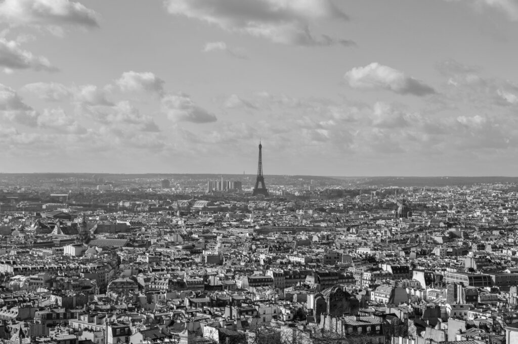 Vue panoramique de Paris depuis le parvis du Sacré-Cœur avec la Tour Eiffel au loin