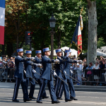 Défilé militaire du 14 Juillet sur les Champs-Élysées à Paris, garde au drapeau de l'École militaire interarmes