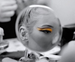 Maquillage en coulisses avant le spectacle au Paradis Latin, alternative cabaret depuis la fermeture du Lido de Paris