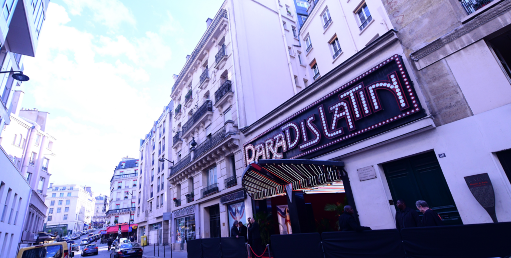  La façade lumineuse du Paradis Latin dans le Quartier Latin à Paris, avec son tapis rouge d'entrée avant une soirée