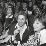 Serge Gainsbourg et Jane Birkin lors d'une soirée à l'Alcazar de Paris dans les années 1970, symbole des grandes heures du cabaret germanopratin