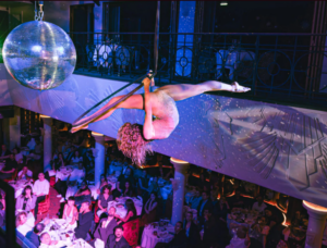 https://www.paradislatin.com/wp-content/uploads/2026/09/alcazar-paris-restaurant-spectacle-performance-aerienne.png