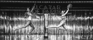 Danseuses sur la scène historique de l'Alcazar de Paris à Saint-Germain-des-Prés, adresse mythique de la nuit parisienne qui rouvre en septembre 2026