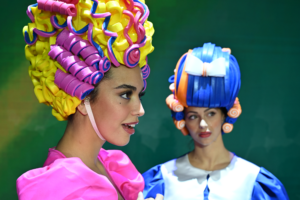 Artistes de Mon Premier Cabaret au Paradis Latin en costumes colorés et perruques fantaisie, spectacle pour enfants créé par Kamel Ouali